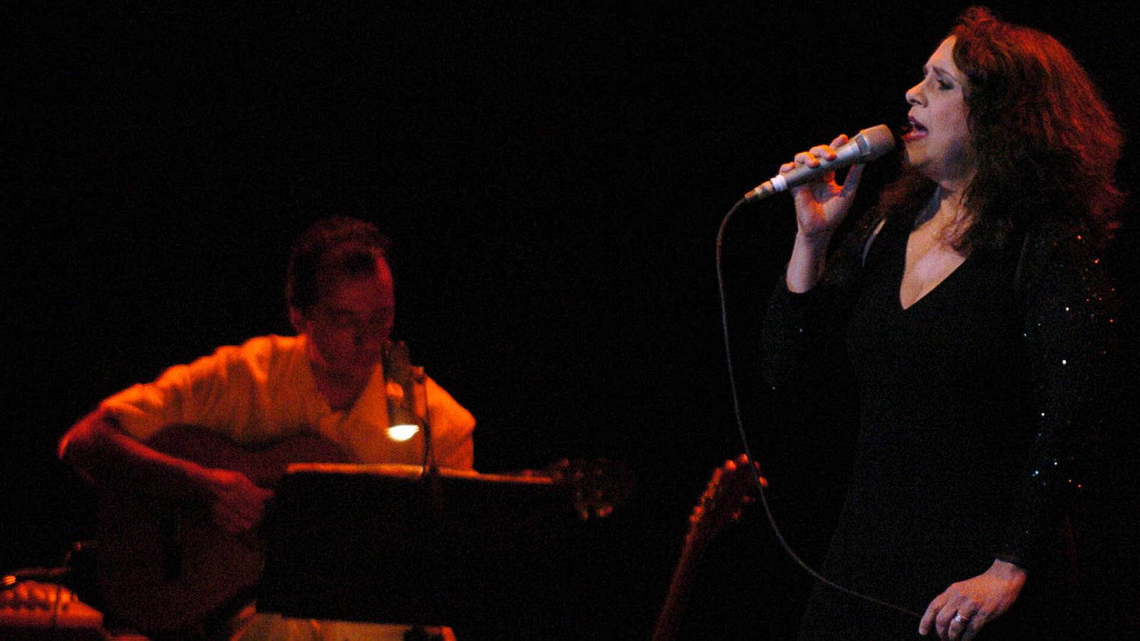 Fotografía de archivo fechada el 21 de septiembre de 2005 que muestra a la cantante brasileña Gal Costa durante un concierto en Bogotá