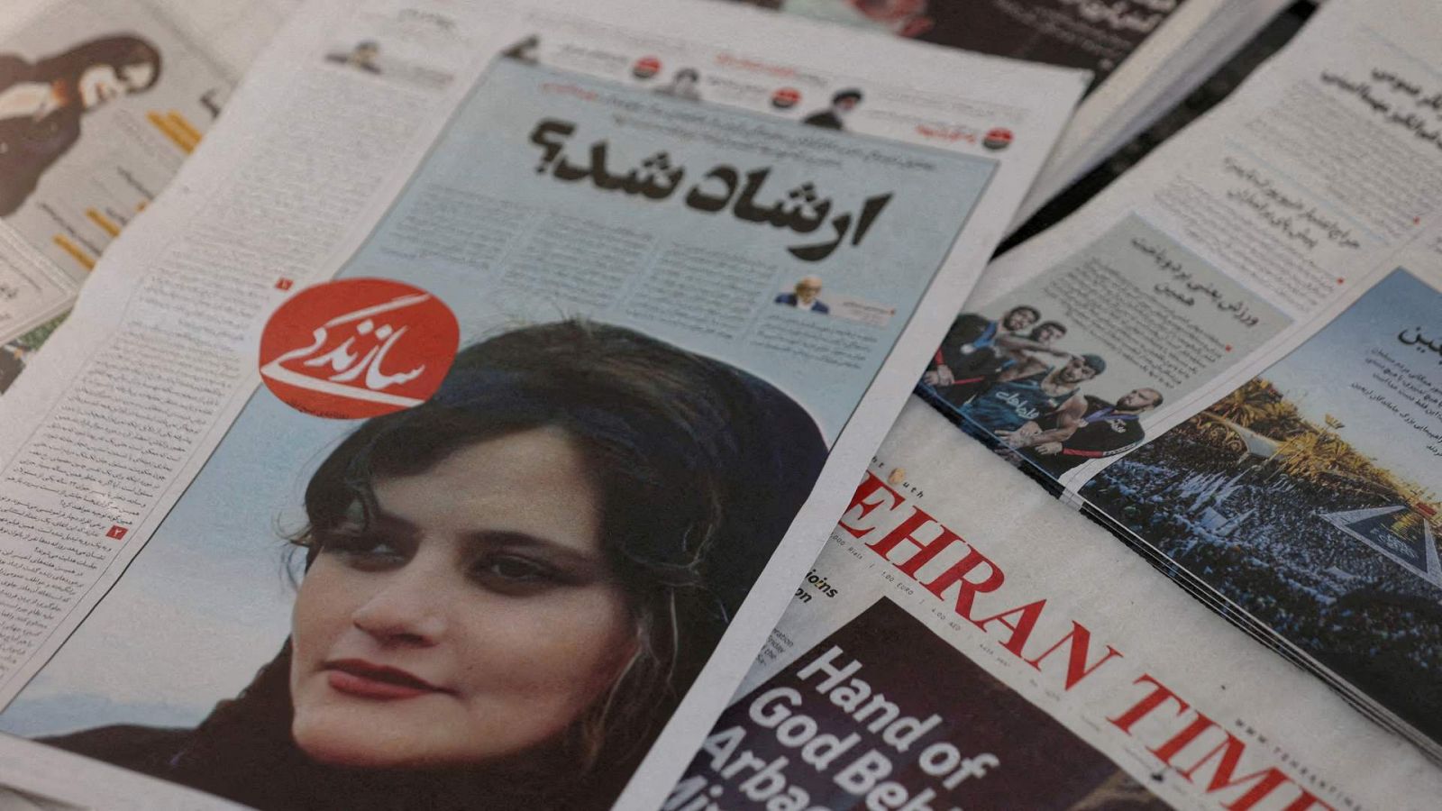 Un periódico con una foto de portada de Mahsa Amini.