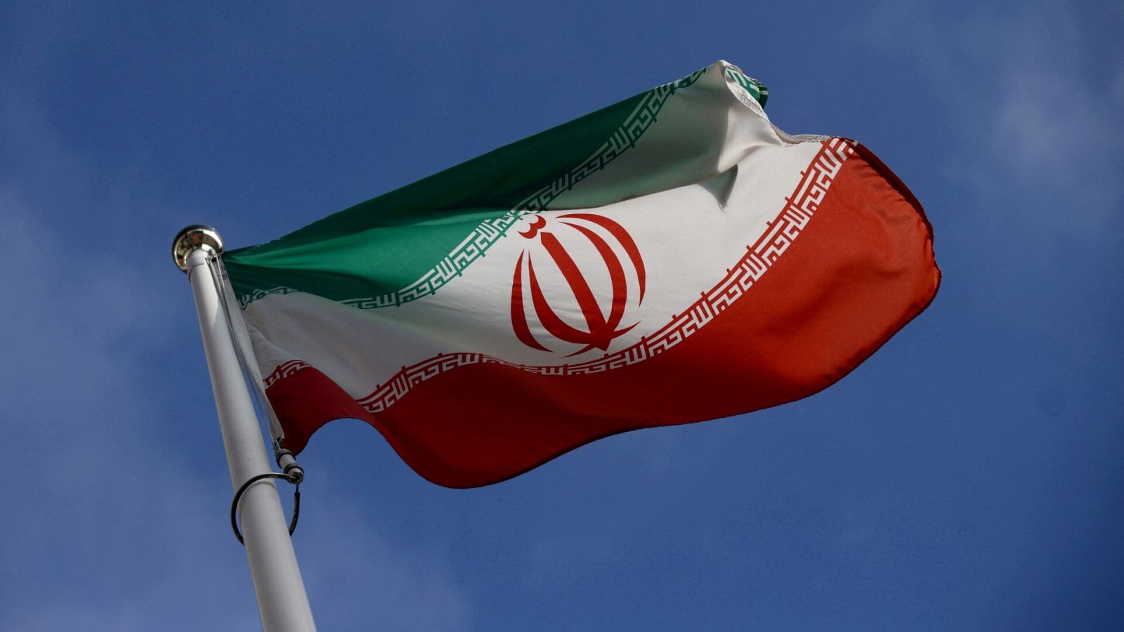 La bandera iraní ondea frente a la sede del Organismo Internacional de Energía Atómica (OIEA)