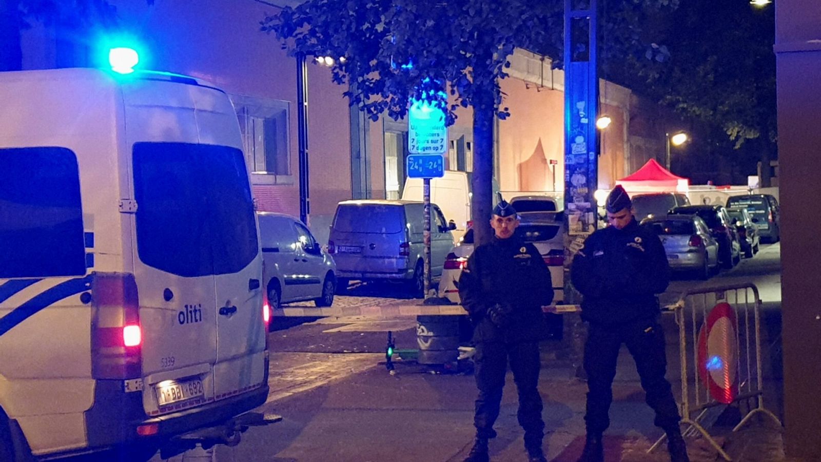 Dos policías belgas montando guardia en el lugar donde tuvo lugar el ataque.
