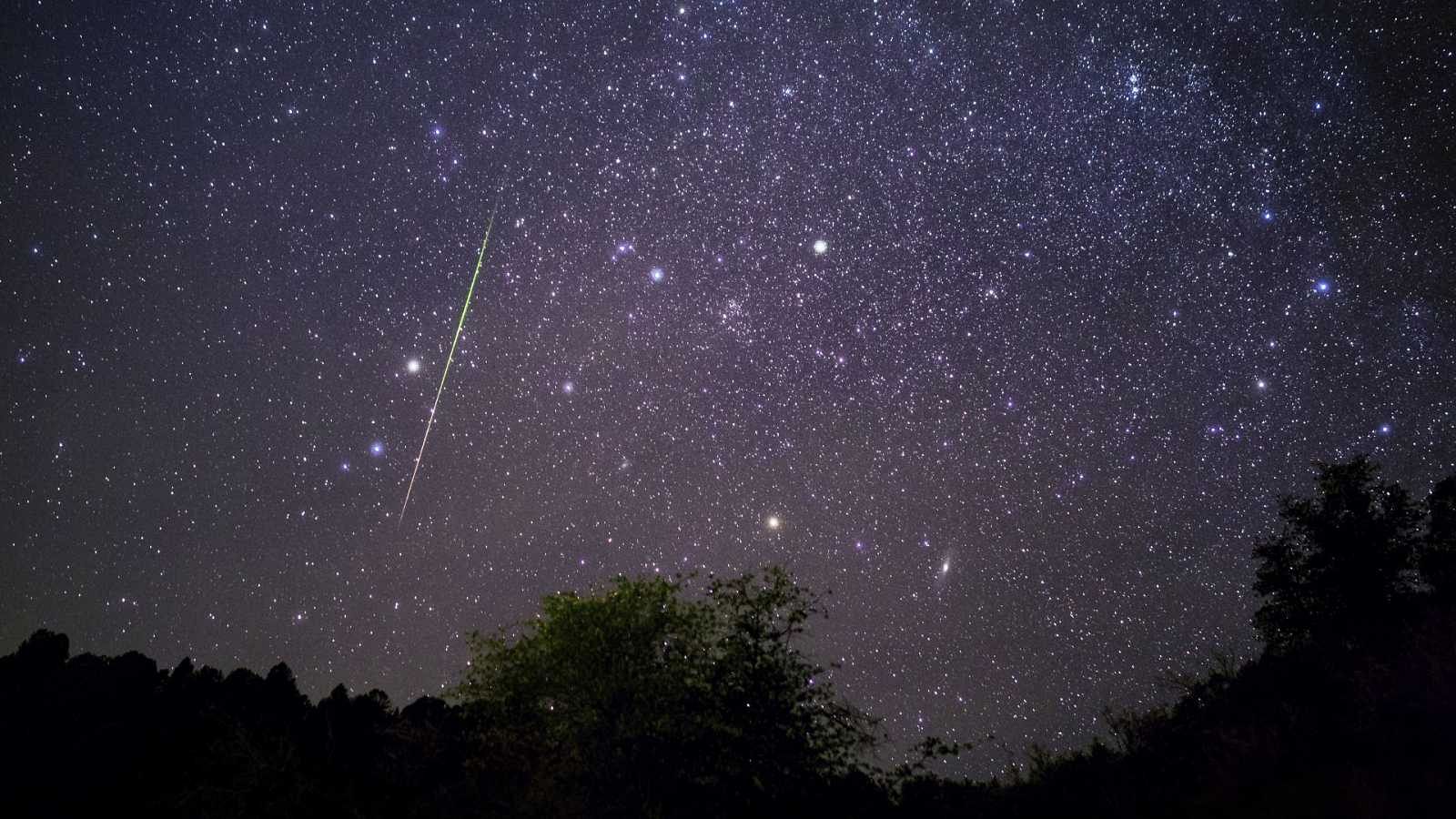 Pluja d'estels durant una nit de cel estrellat