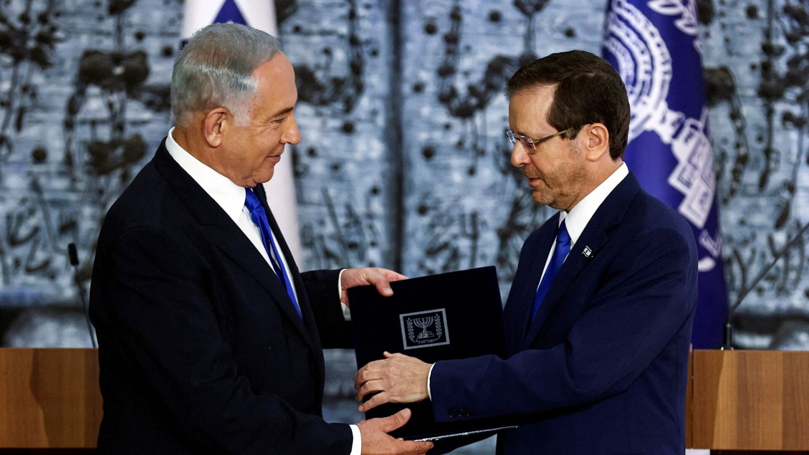 El presidente israelí Isaac Herzog saluda al ex primer ministro Benjamín Netanyahu.
