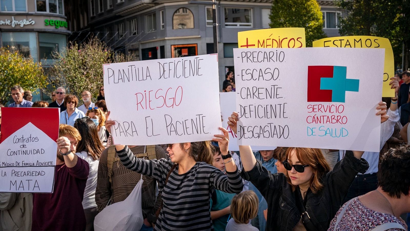Cientos de personas se concentran en la Plaza del Ayuntamiento de Santander convocadas por el Sindicato Médico de Cantabria