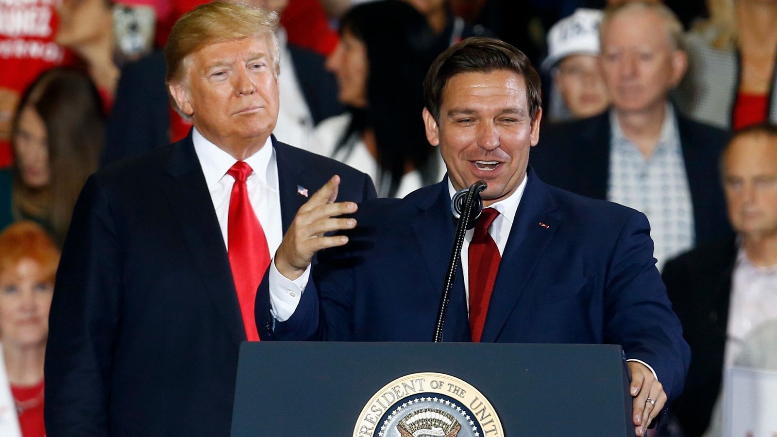 El expresidente Donald Trump detrás del gobernador de Florida, Ron DeSantis, en una fotografía tomada el 3 de octubre de 2018