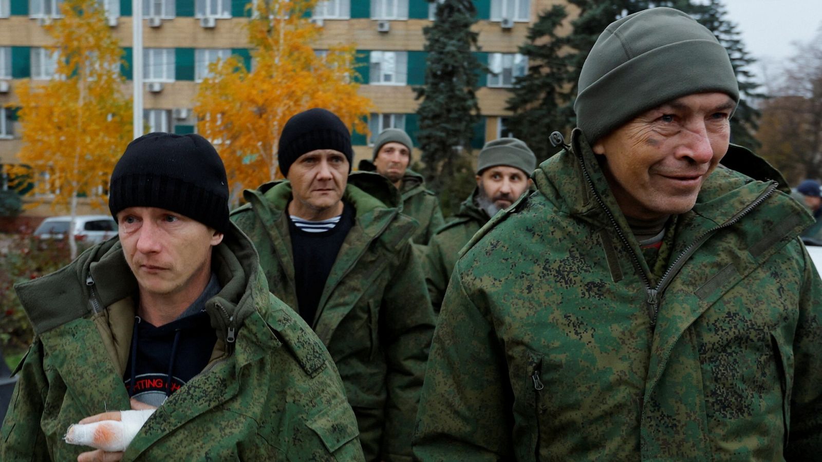 Soldados de milicias prorrusas de Donetsk y Lugansk, liberados por Ucrania tras un intercambio de prisioneros, llegan a Amvrosievka en la región de Donetsk, bajo control ruso, el 6 de noviembre de 2022. REUTERS/Alexander Ermochenko