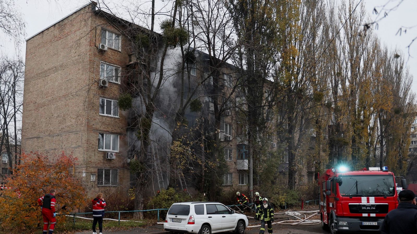 Bomberos en uno de los edificios bombardeados por Rusia en Kiev, Ucrania, el 15 de noviembre de 2022. REUTERS/Gleb Garanich