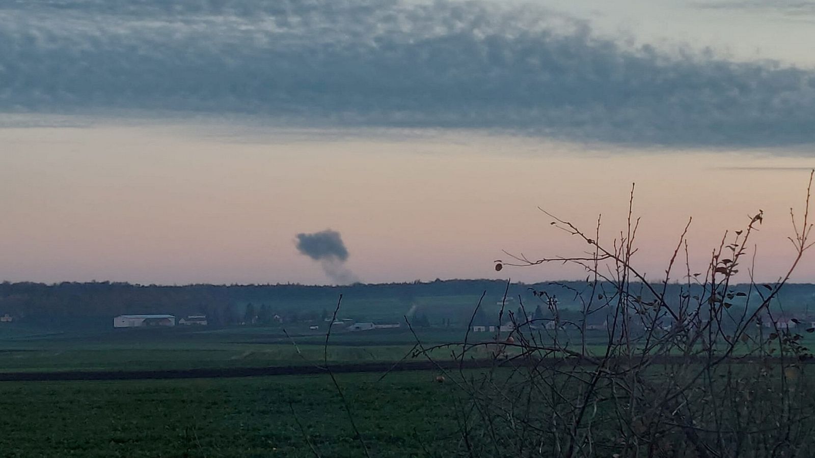 El humo se eleva en la distancia, en medio de los informes de dos explosiones, visto desde Nowosiolki, Polonia.