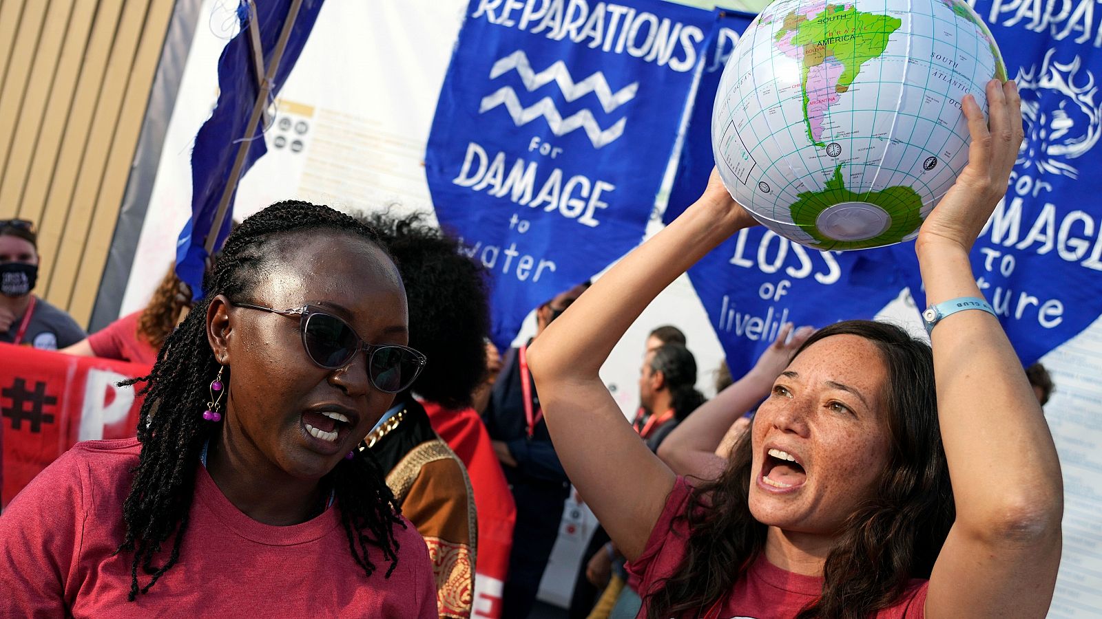 Un grupo de activistas climáticas se manifiestan durante la celebración de la COP27 en Sharm el-Sheij.