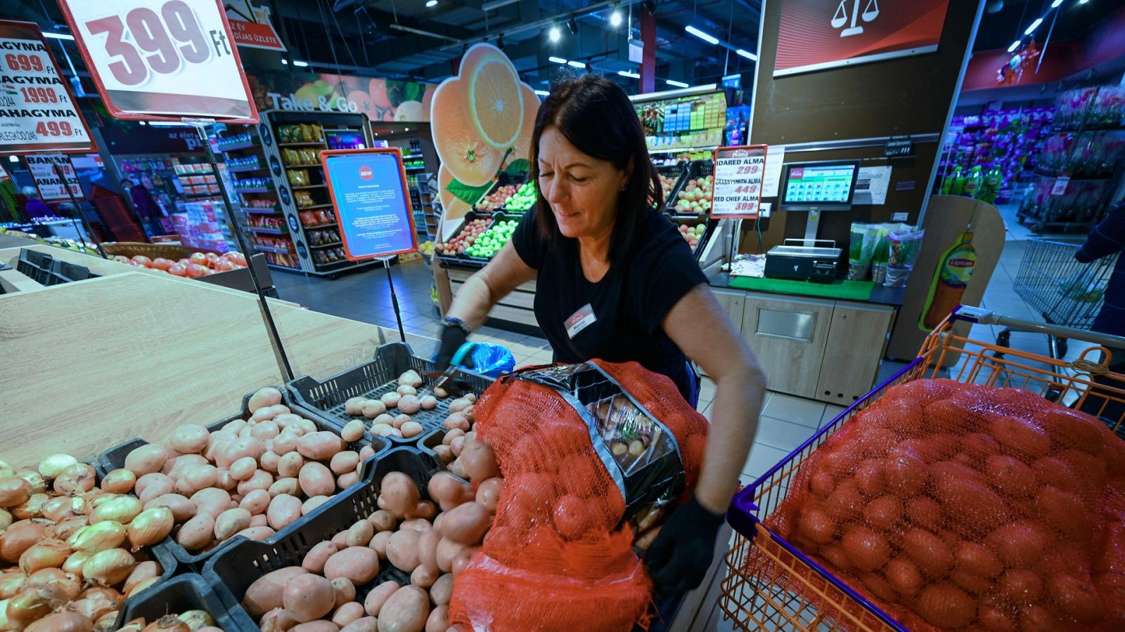 La inflación en Hungría roza el 22% y el gobierno ha limitado el precio de alimentos básicos
