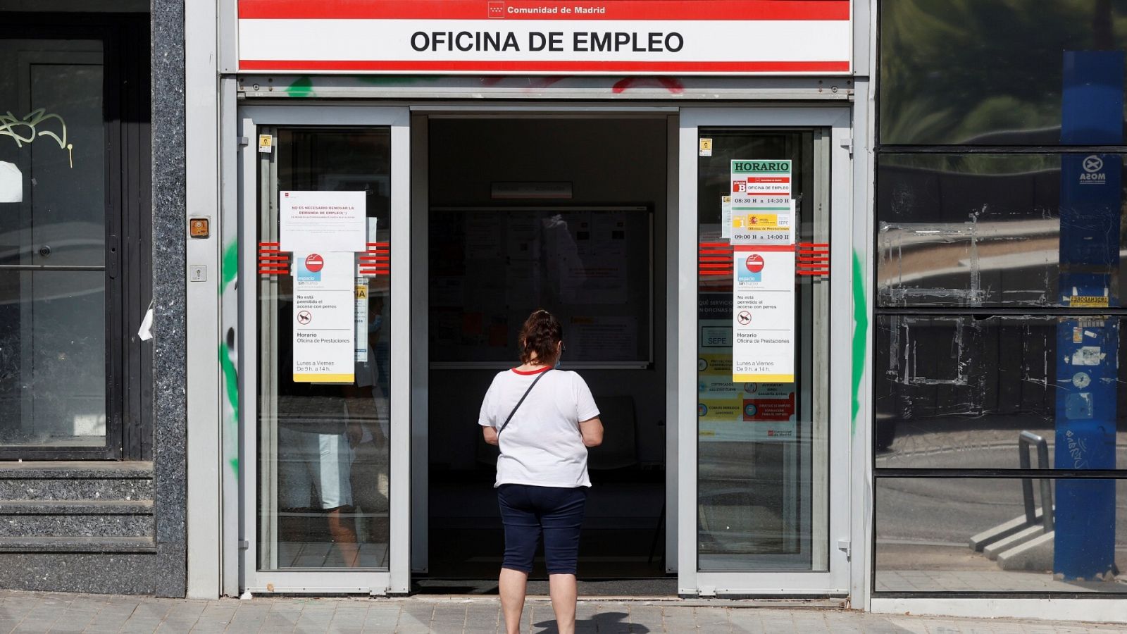 Una mujer entra en una oficina de empleo en Madrid.