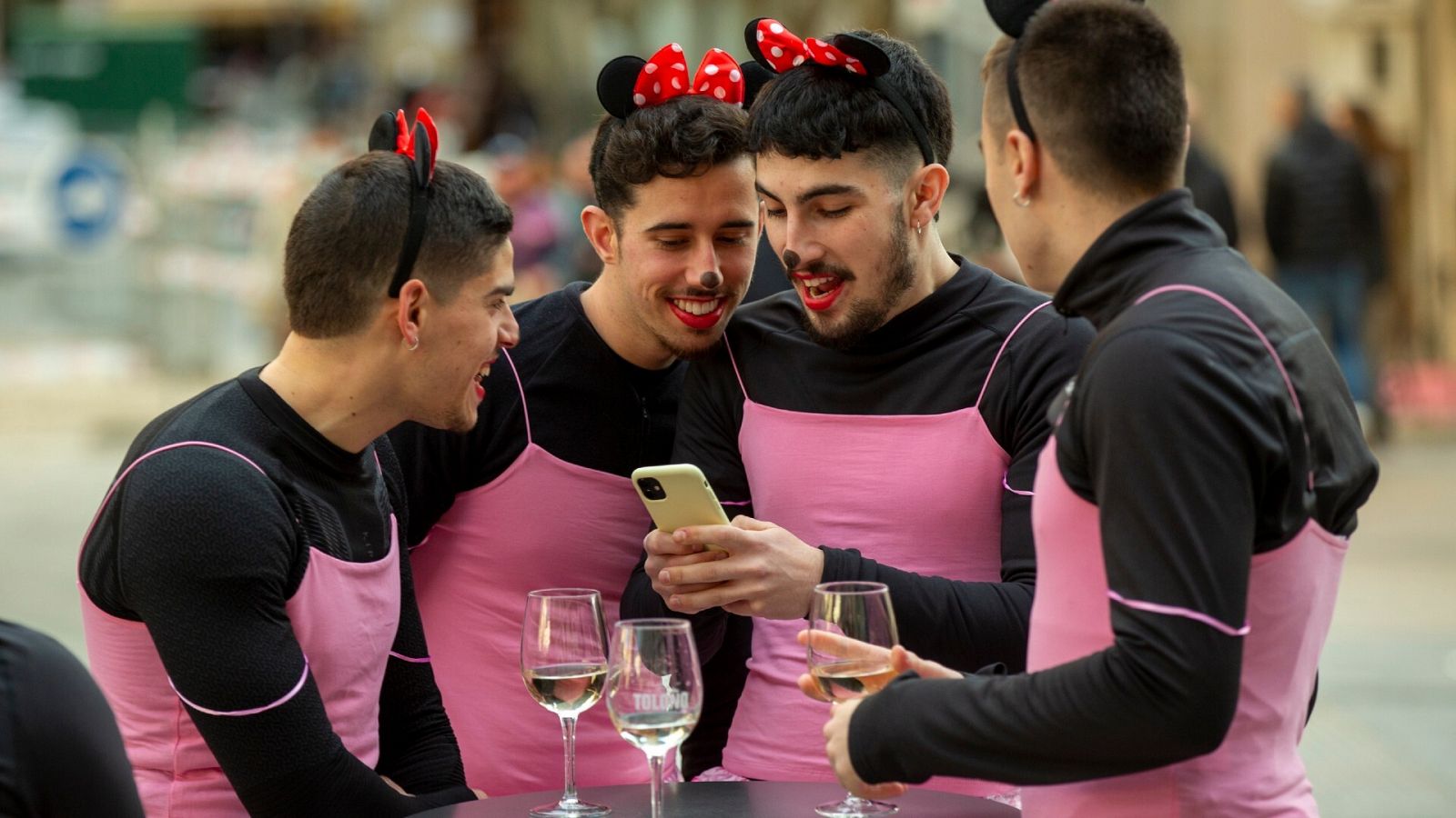 Un grupo de jóvenes disfrazados toma copas en la terraza de un bar de Vitoria