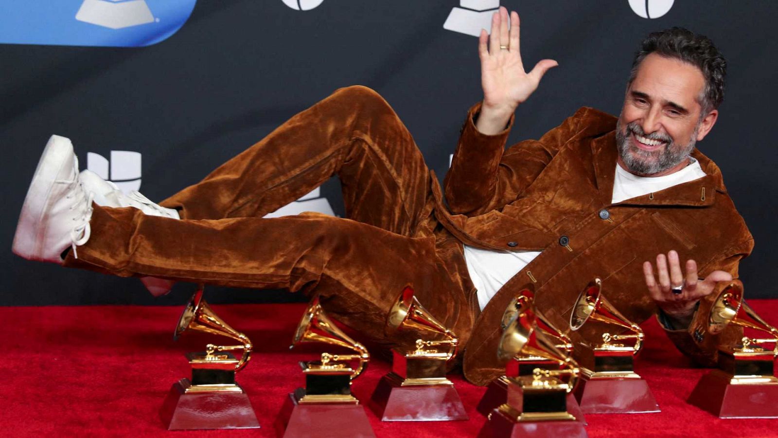 Jorge Drexler posando con los grammys