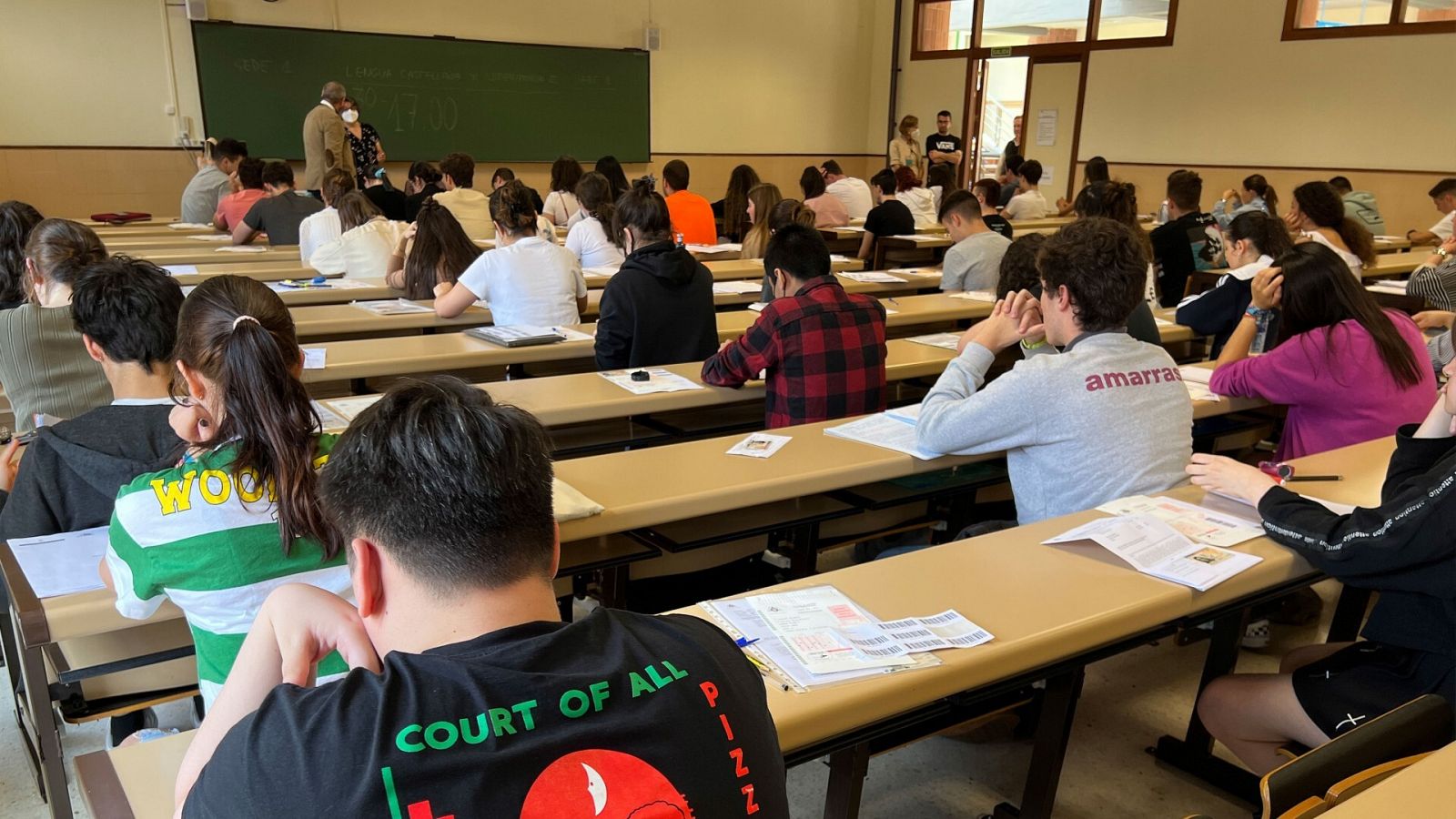 Imagen de archivo de varios alumnos examinándose de la EBAU en Asturias