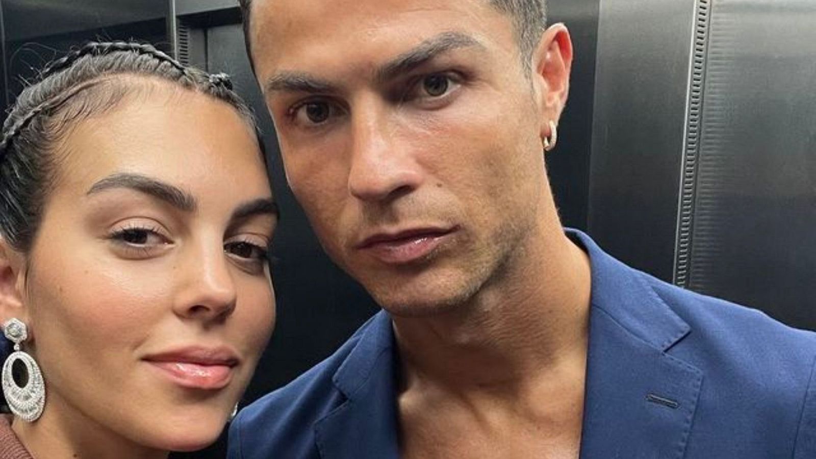 Cristiano Ronaldo y Georgina Rodríguez en un ascensor
