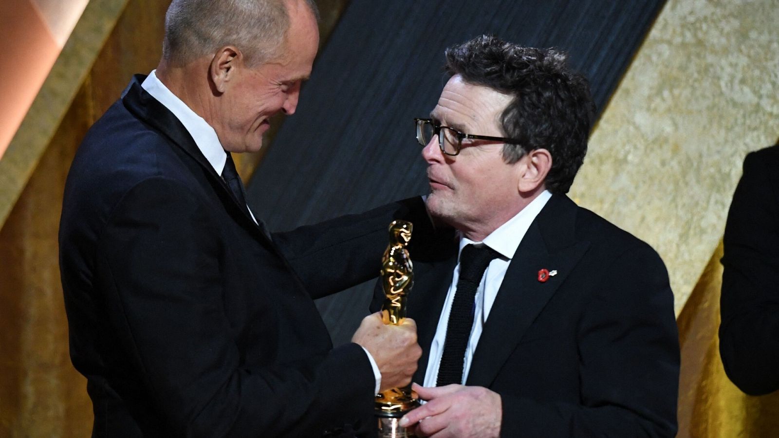 Woody Harrelson ha entregado el Oscar honorífico a Michael J. Fox