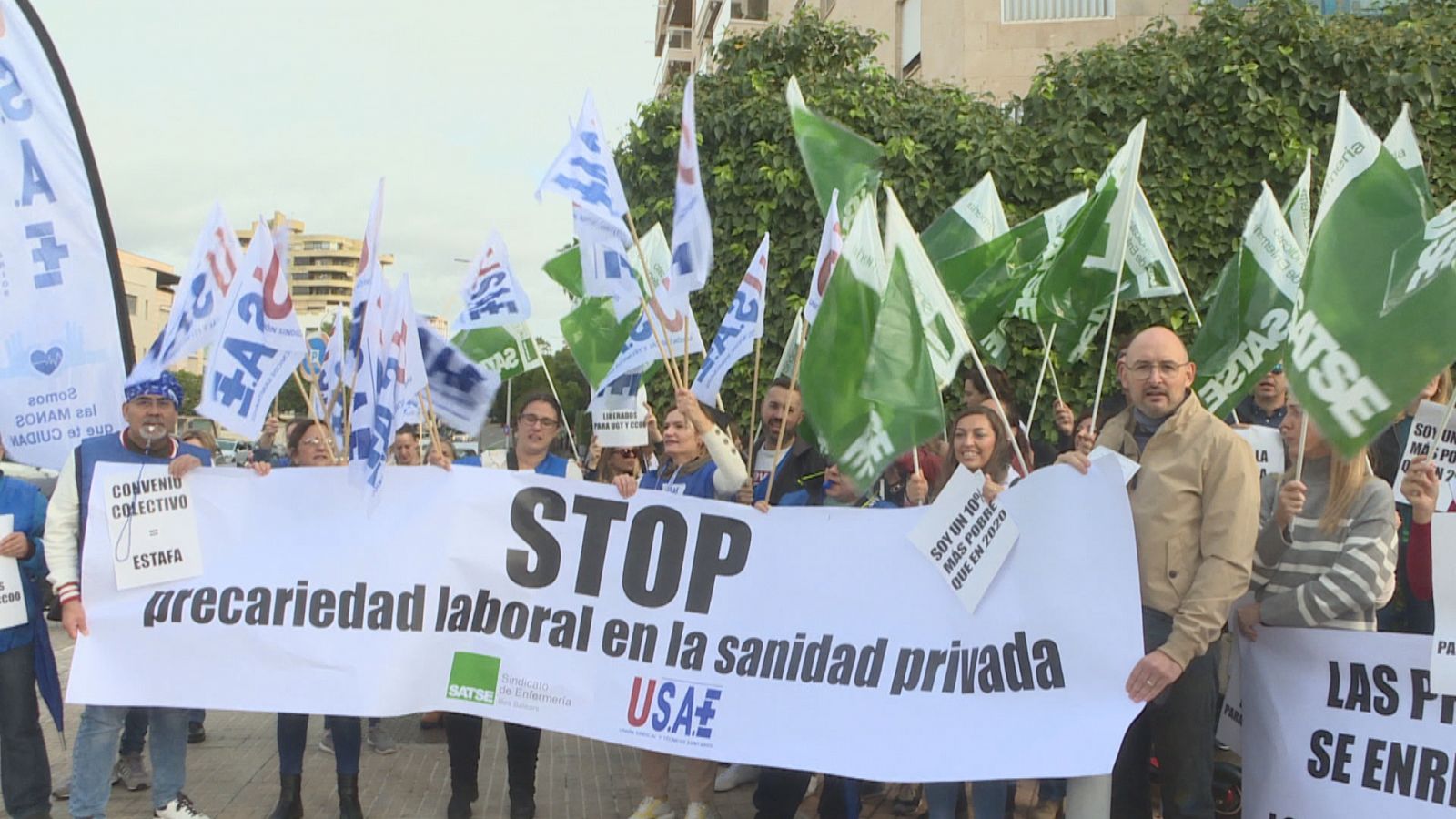 Les infermeres protesten a les portes de la Clínica Juaneda de Palma