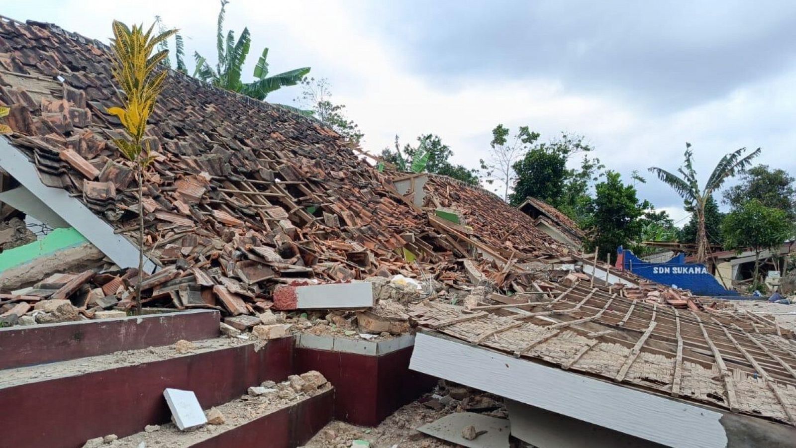 Un edificio derrumbado tras el terremoto de 5,6 grados en Cianjur, Indonesia