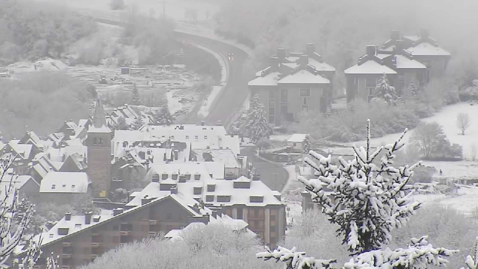 La neu ja tenyeix de blanc la cara nord del Pirineu