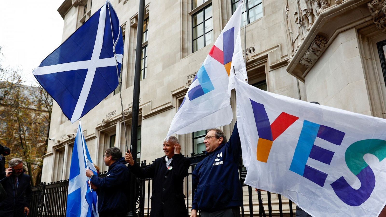 Activistas pro-independencia de Escocia ante la sede del Tribunal Supremo en Lonres, el 23 de noviembre de 2022. REUTERS/Peter Nicholls