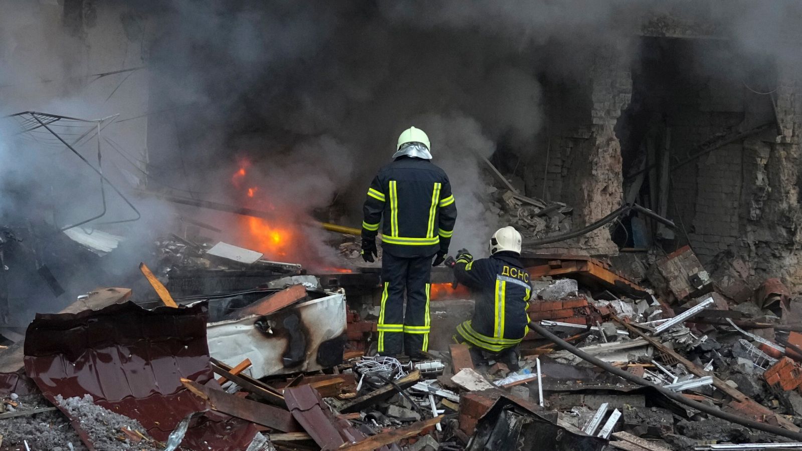 Los bomberos del Servicio Estatal de Emergencias de Ucrania trabajan en la extinción de un incendio en el lugar de un bombardeo ruso en la ciudad de Vyshgorod, a las afueras de la capital, Kiev.