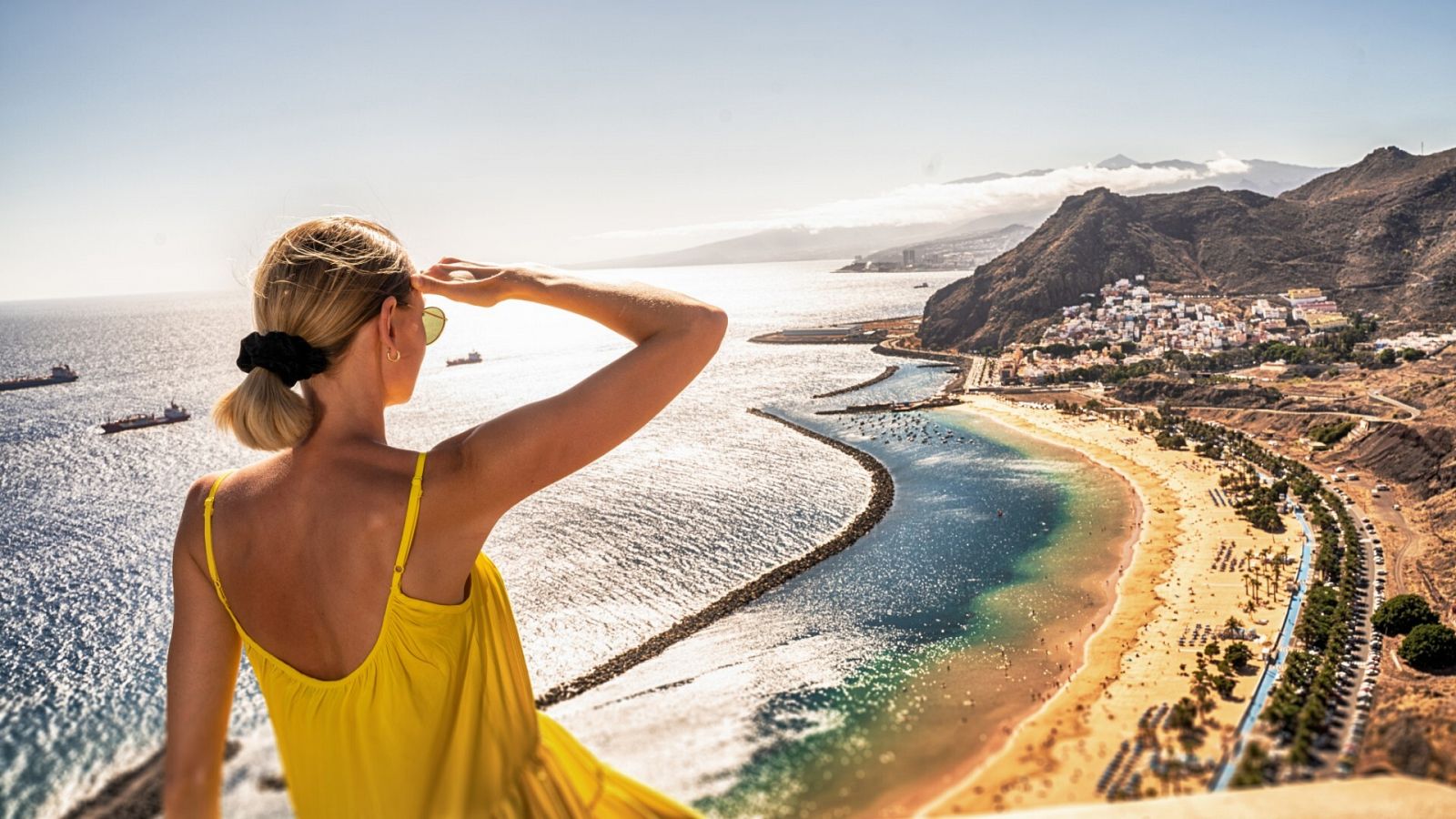 Una mujer otea la playa de Las Teresitas y el pueblo de San Andrés en Tenerife