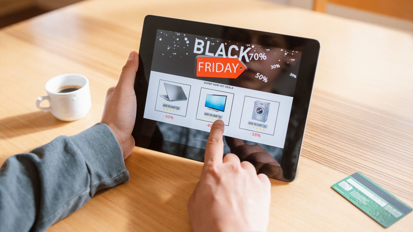 Una persona realiza una compra online durante el Black Friday