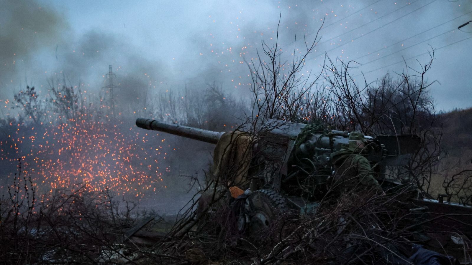 La autoproclamada milicia de la República Popular de Donetsk dispara un cañón en una posición cercana a Avdeevka