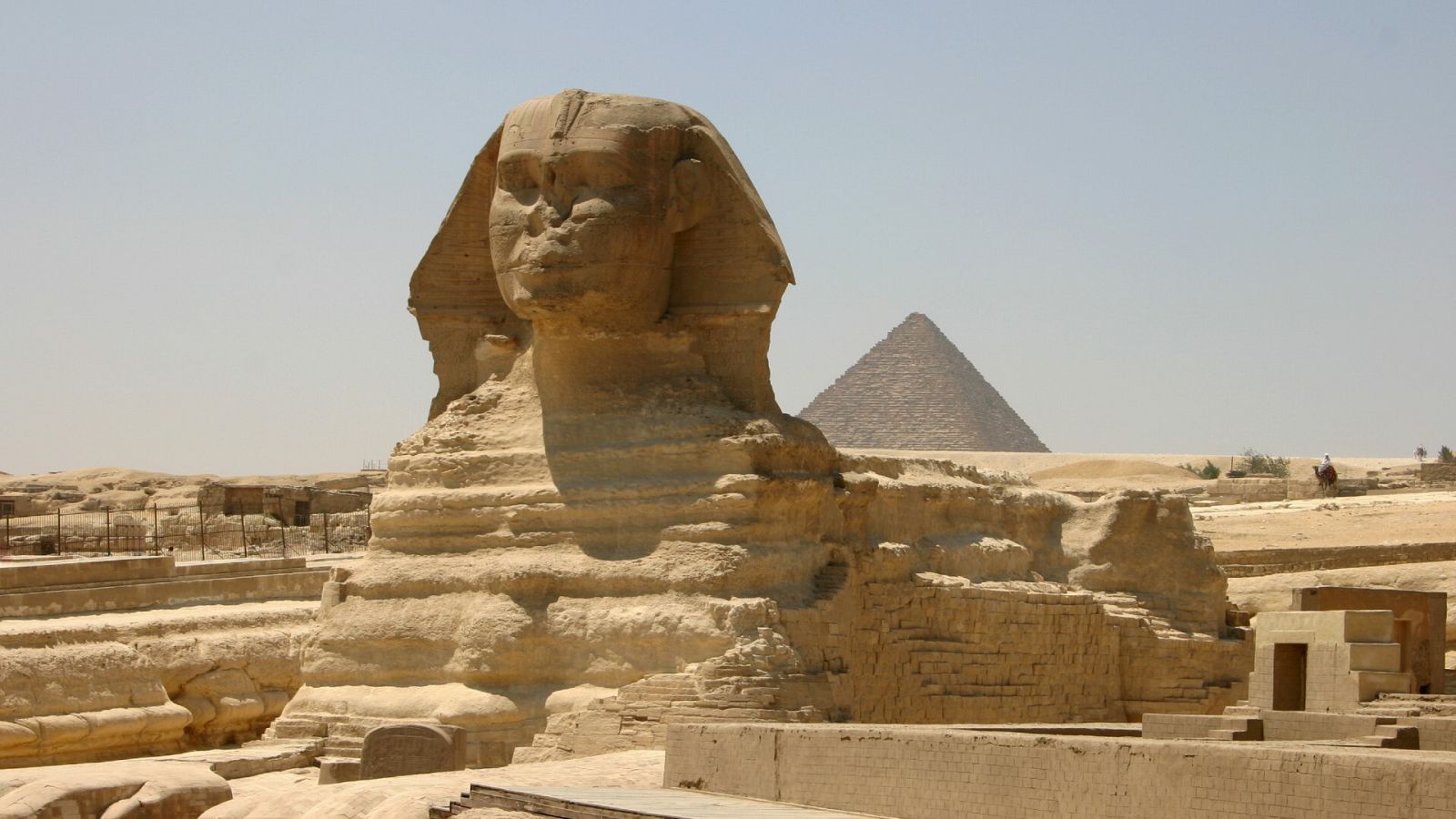 La gran esfinge de Giza y la pirámide de Kefren, dos de los monumentos más antiguos de Egipto