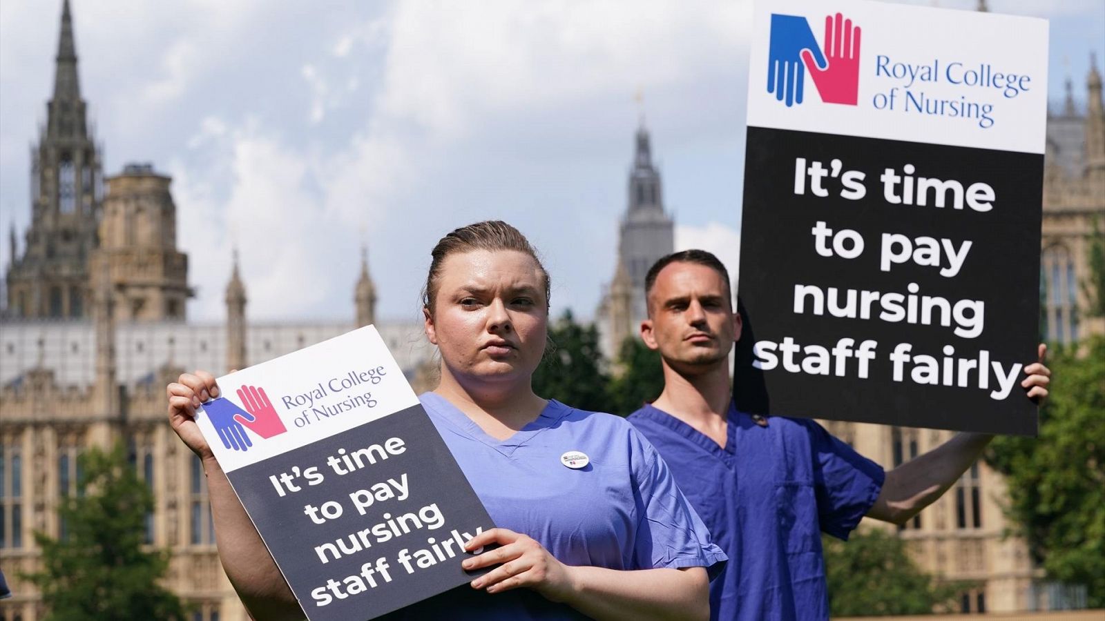 Enfermeras protestan frente al Royal College of Nursing en Londres, Reino Unido.