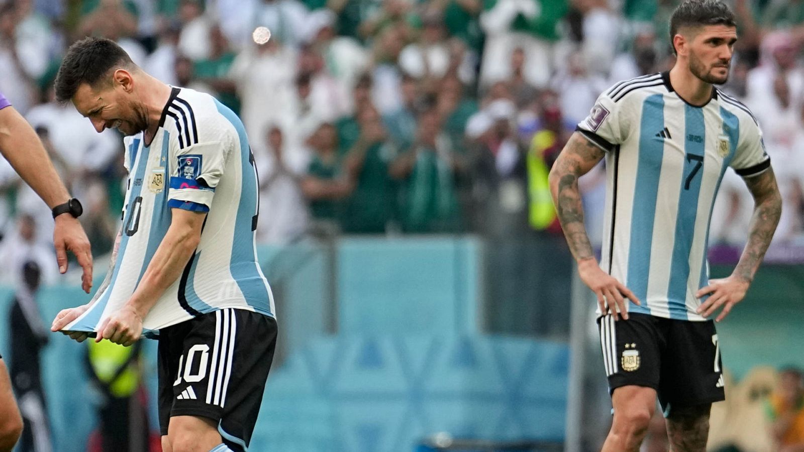 Leo Messi (i) se tira de la camiseta durante el partido que Argentina perdió ante Arabia Saudí