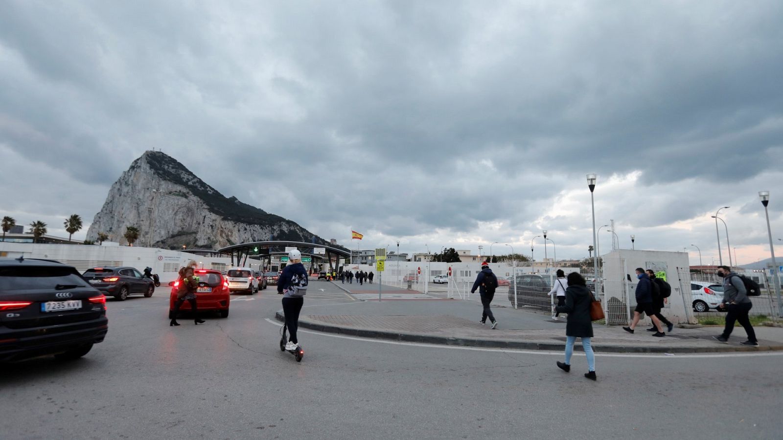 Vehículos y personas a pie entran por el puesto fronterizo gibraltareño desde la localidad gaditana de La Línea de la Concepción