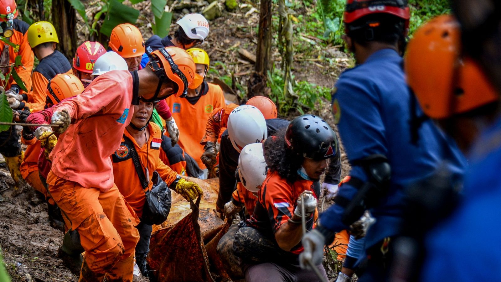 Los equipos de rescate cargan un cuerpo en la localidad de Cianjur, Indonesia