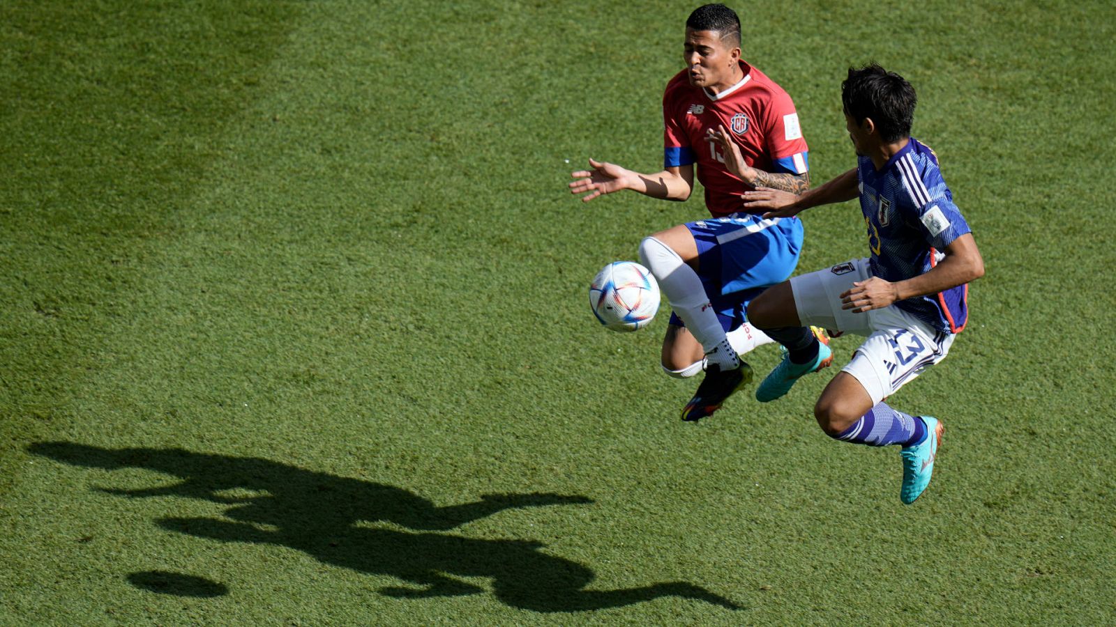 Mundial Qatar | Japón - Costa Rica, en directo: Gerson Torres (i) y Hidemasa Morita saltan para disputar un balón