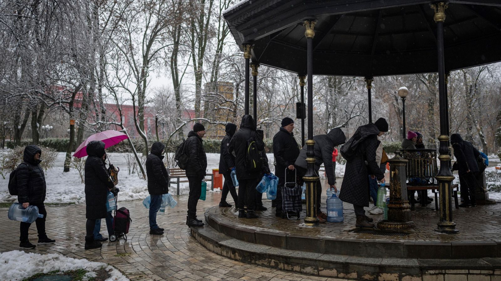 Personas haciendo fila para recoger agua en Kiev.
