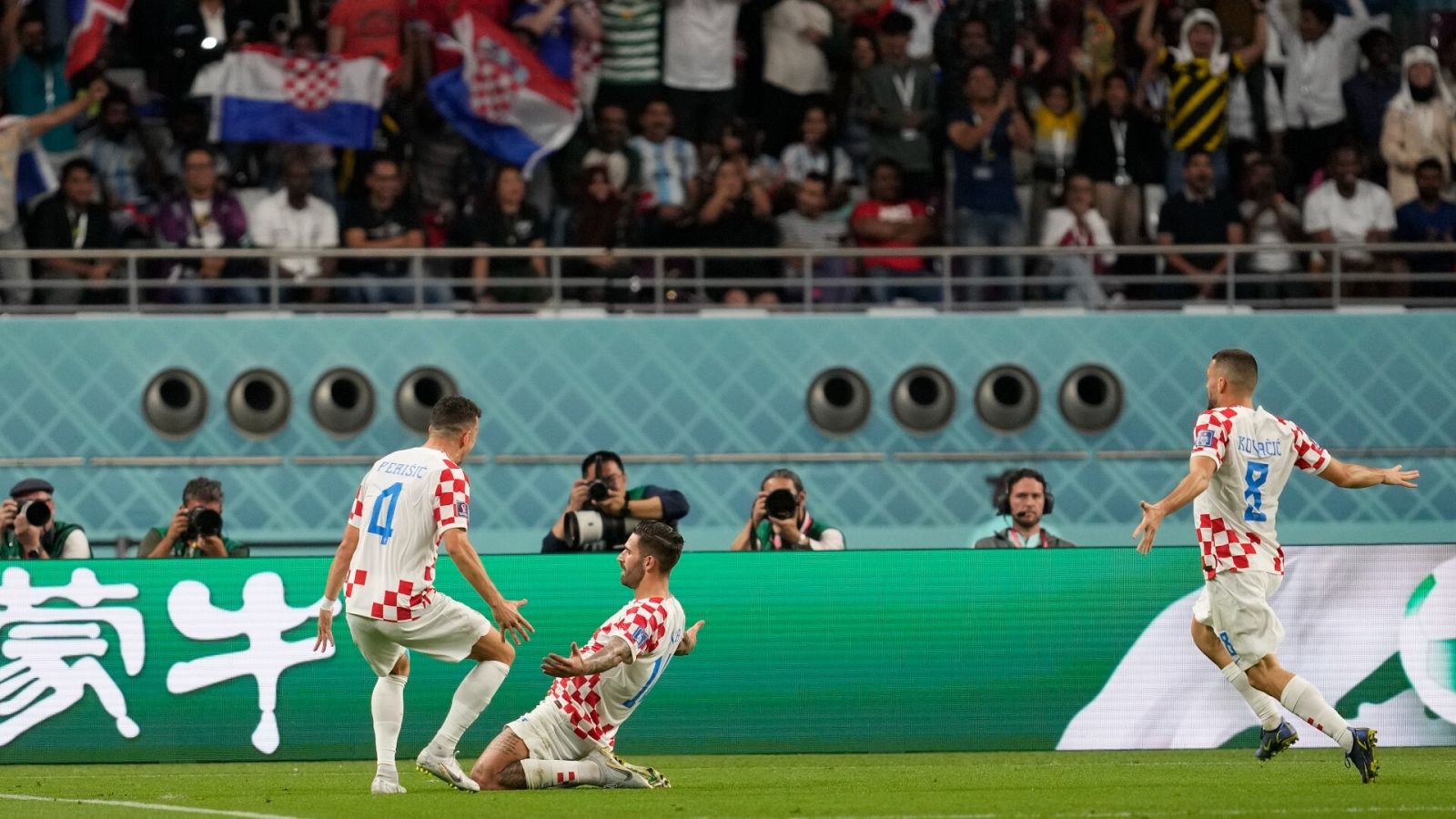 El jugador de Croacia, Marko Livaja, celebra su gol ante Canadá