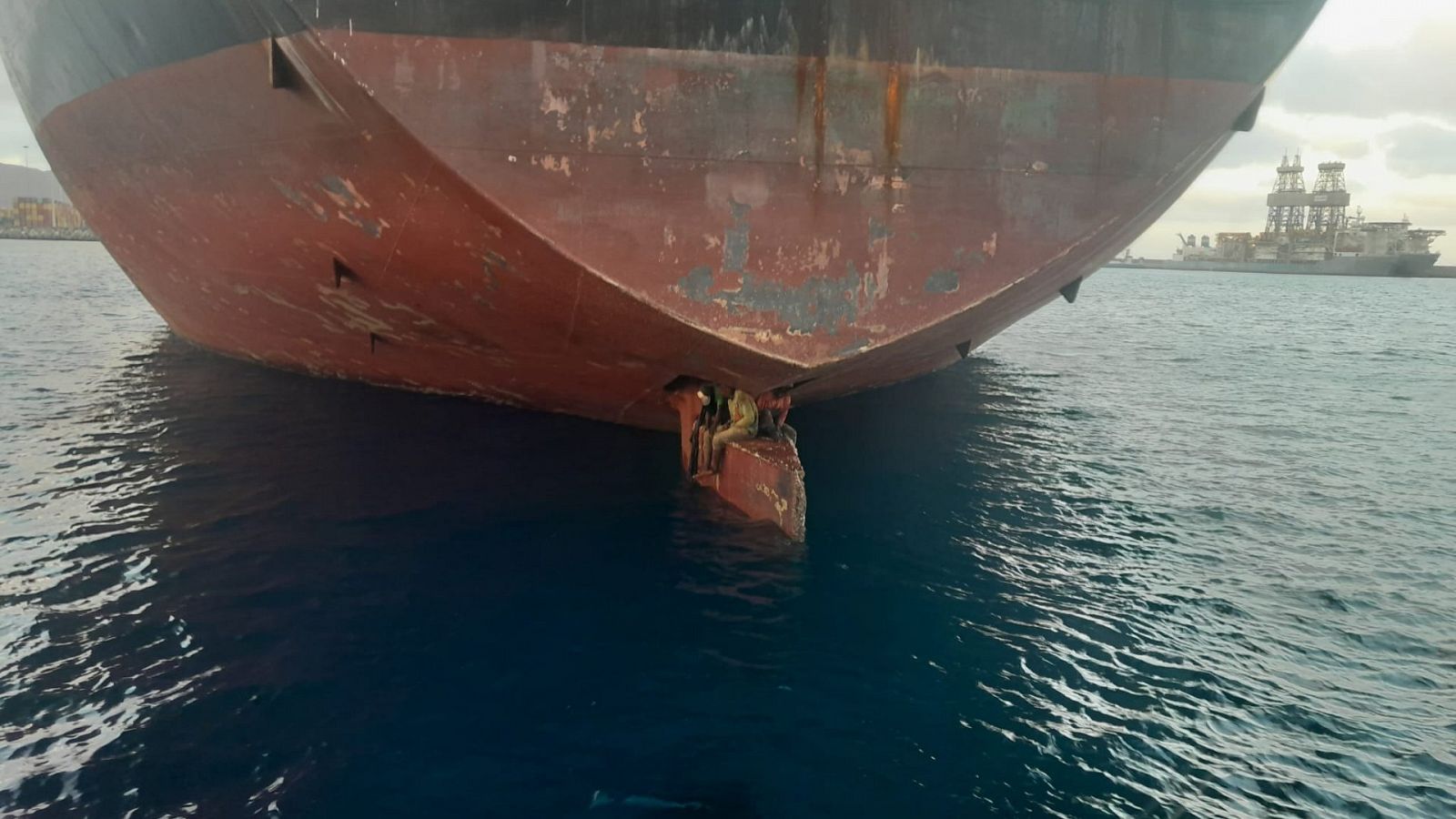 Salvamento Marítimo ha rescatado este lunes a tres polizones subidos a la pala del timón de un petrolero que acababa de llegar a Las Palmas de Gran Canaria