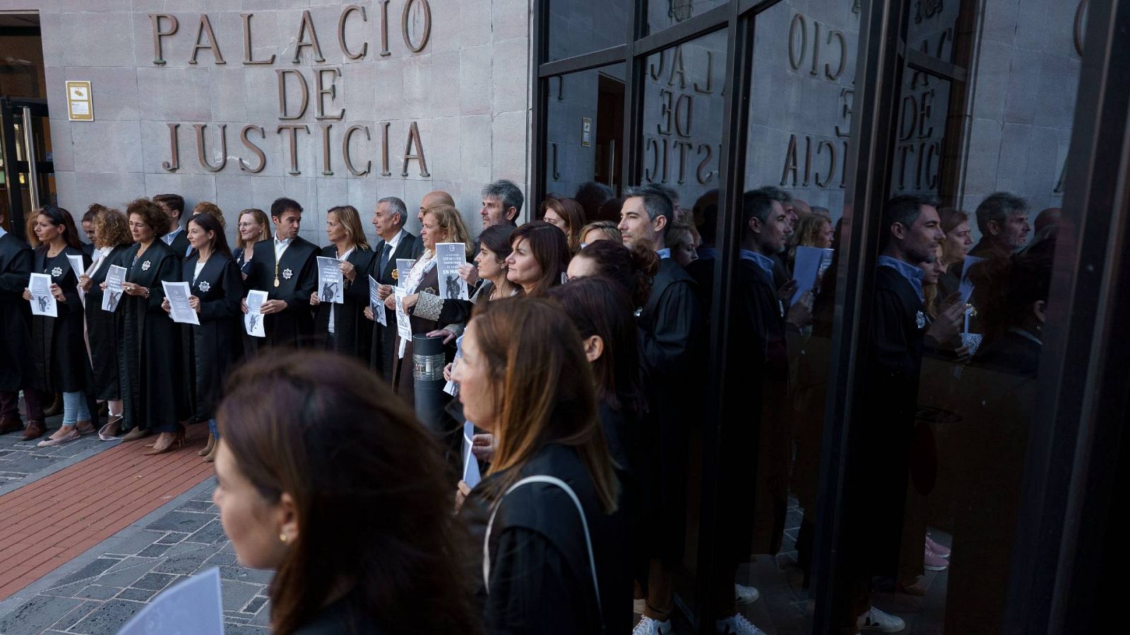Las asociaciones de letrados de la Administración de Justicia han convocado para este martes la primera jornada de huelga