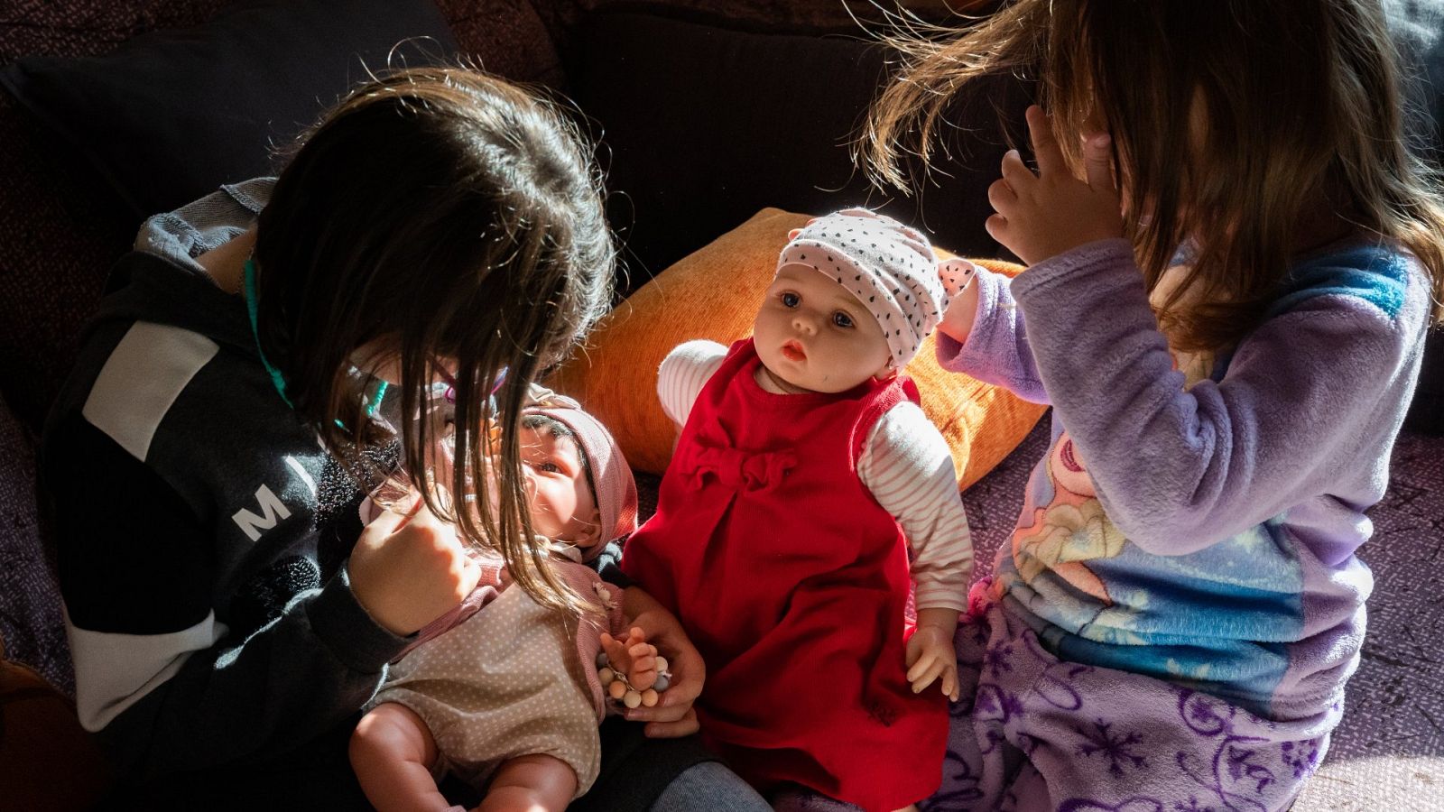 Dos niñas juegan con las muñecas que han recibido de regalo por el Día de Reyes, en Madrid