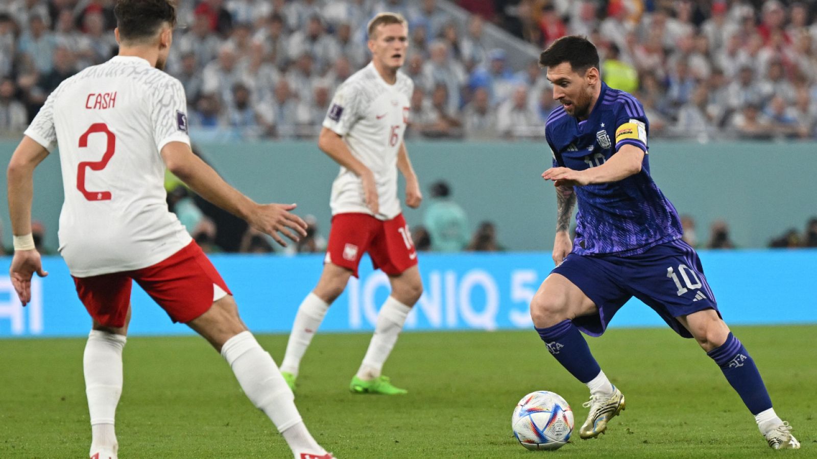 Polonia - Argentina: Messi, frente a Matty Cash