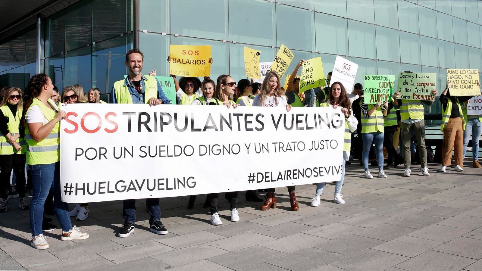 Protesta de los tripulantes de cabina de Vueling en El Prat