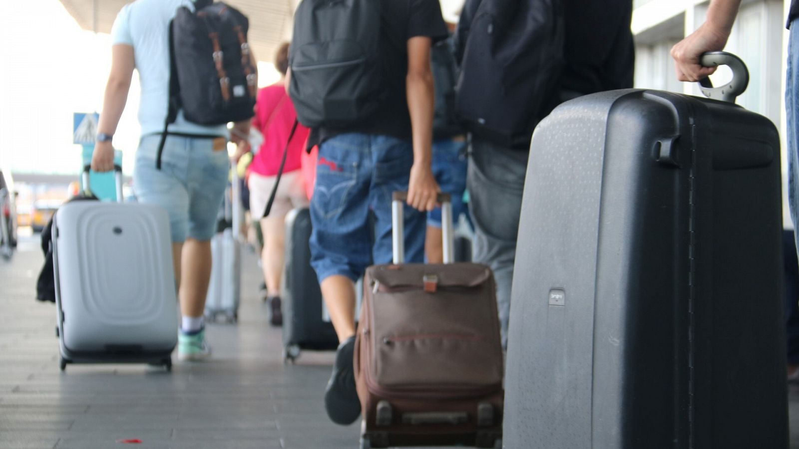 Turistes amb maletes a l'accés a la T-1 de l'Aeroport de Barcelona | ACN