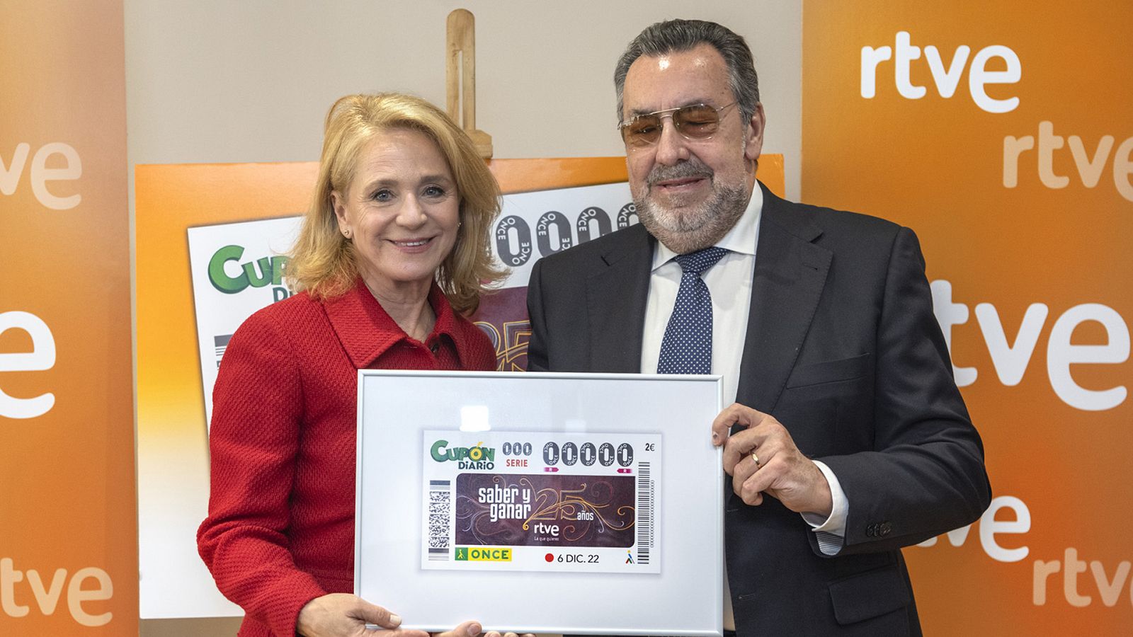 Elena Sánchez Caballero y Miguel Carballeda en la presentación del cupón de la ONCE dedicado al 25º aniversario de 'Saber y ganar'