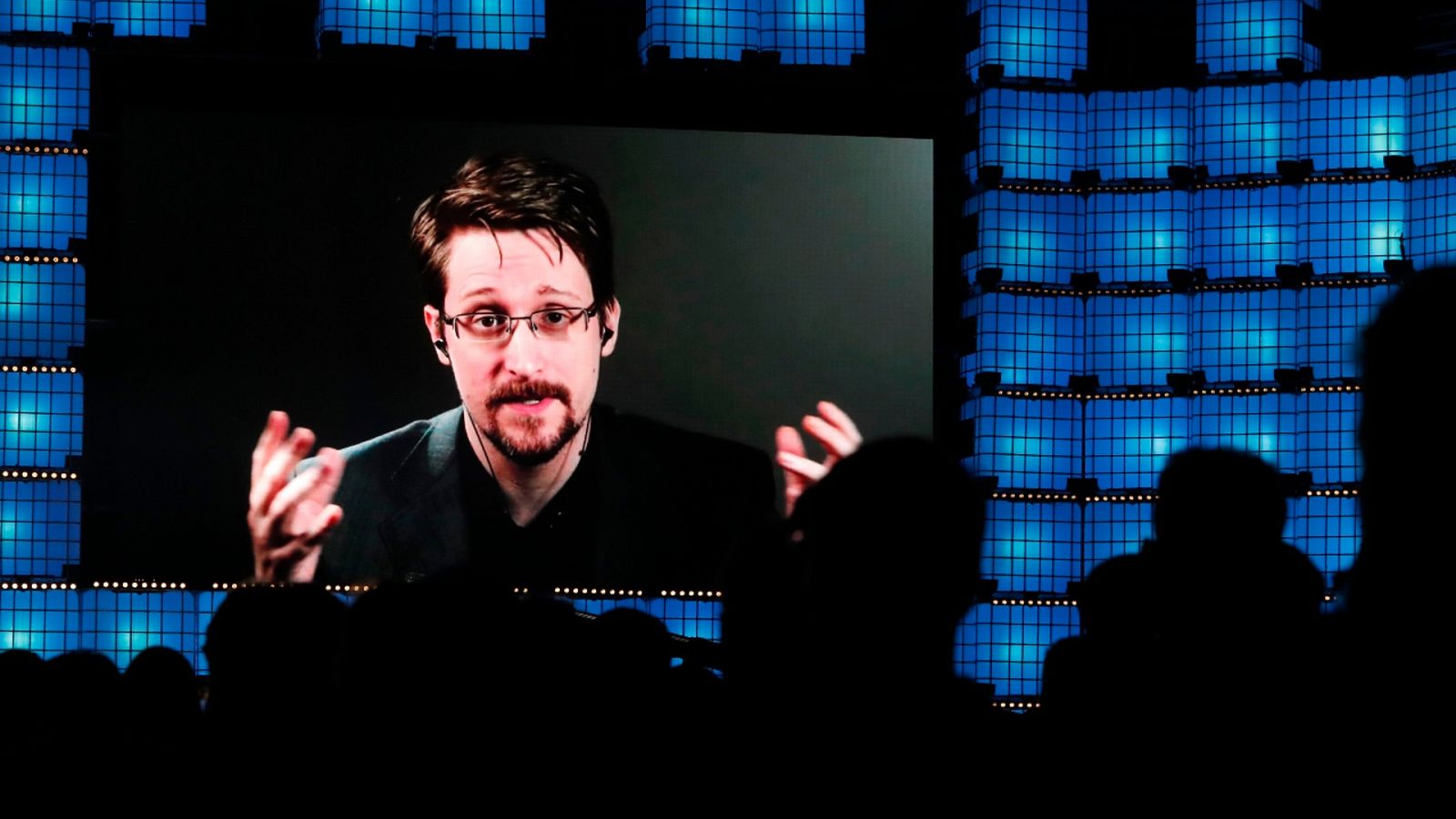 Una imagen de archivo del exanalista de la CIA Edward Snowden durante una videoconferencia.
