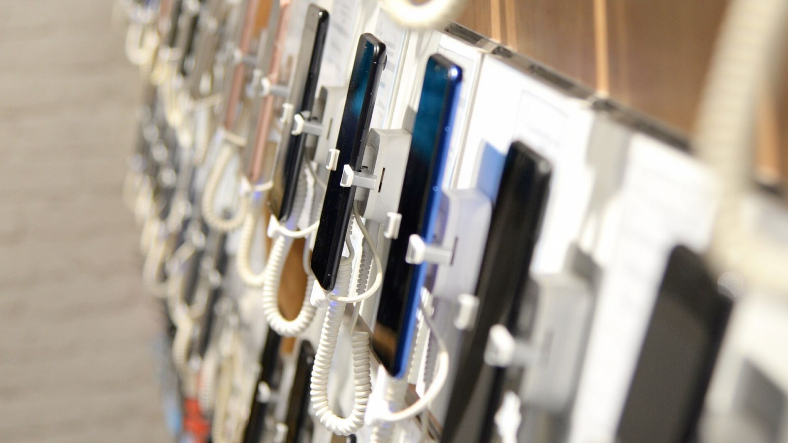 Teléfonos móviles en el mostrador de una tienda de electrónica