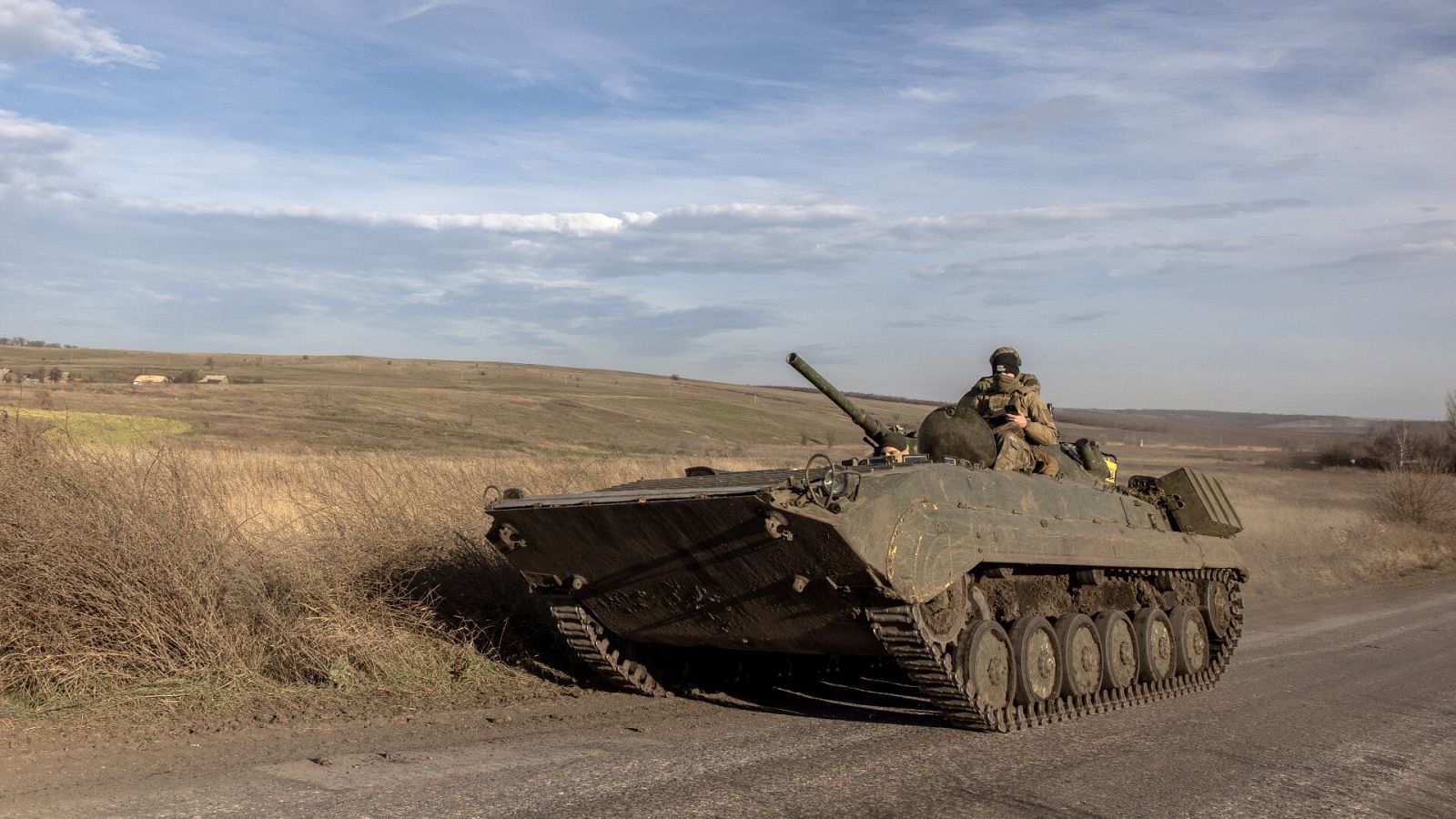 Un tanque ucraniano en las inmediaciones de Bajmut