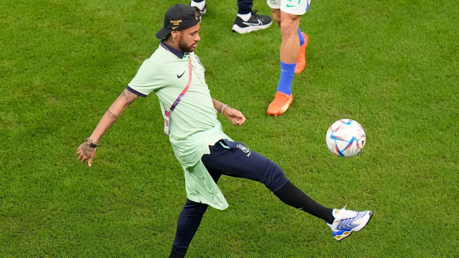 Neymar toca balón durante el Camerún - Brasil