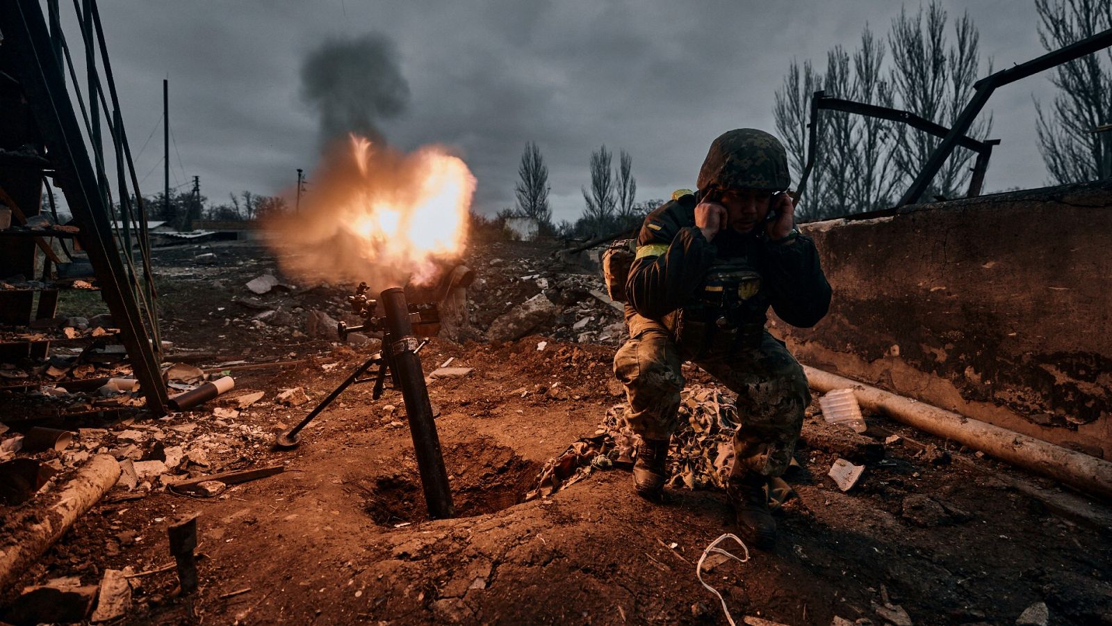 Un soldado ucraniano dispara un mortero contra posiciones rusas en Bajmut