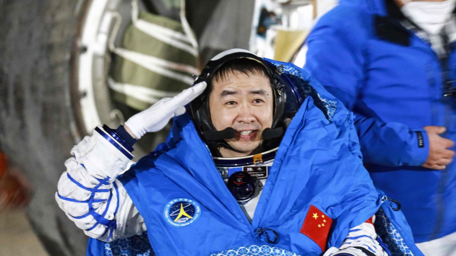 Una imagen del astronauta chino Chen Dong tras regresar a la Tierra desde la estación espacial Tiangong.