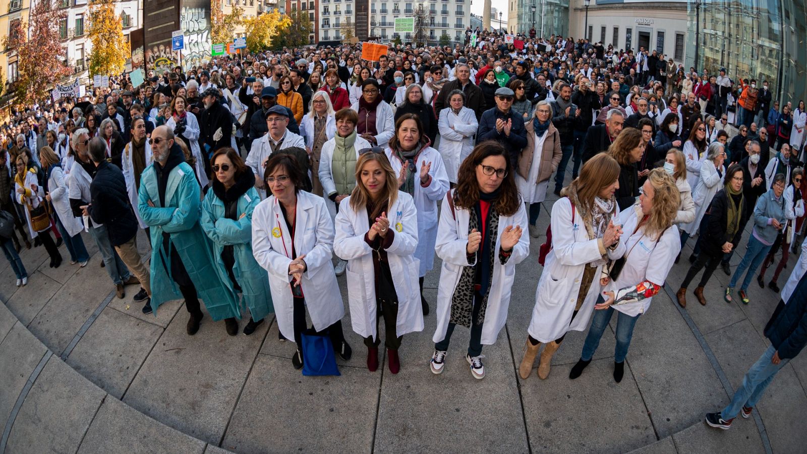 Cientos de sanitarios en apoyo de la huelga de la Atención Primaria el pasado 27 de noviembre, en Madrid
