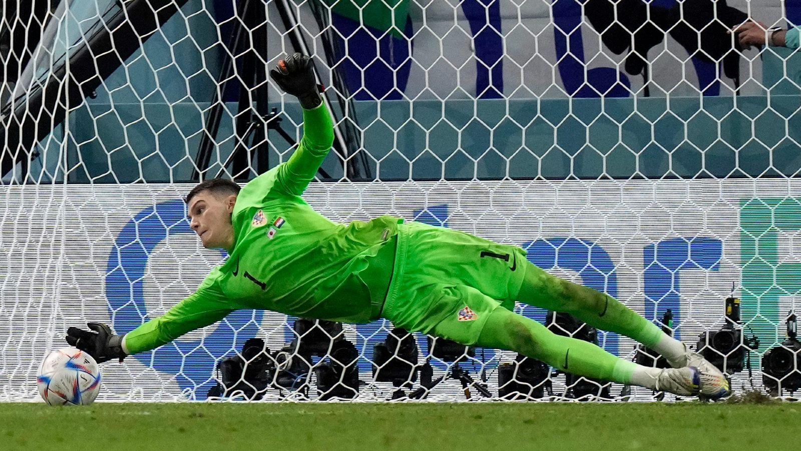 El portero de Croacia, Dominik Livakovic, para su segundo penalti al japonés Mitoma en octavos de final del Mundial.